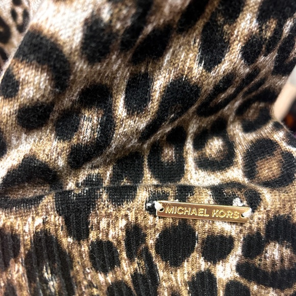 Micheal Kors | light weight sweater| size Medium - Picture 2 of 3